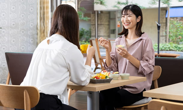 レストランでゆっくり朝食を楽しむ女性二人。